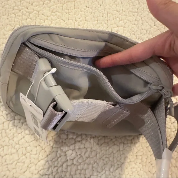 NWT Lululemon Everywhere Belt Bag in Silver Drop Gray - Picture 5 of 10